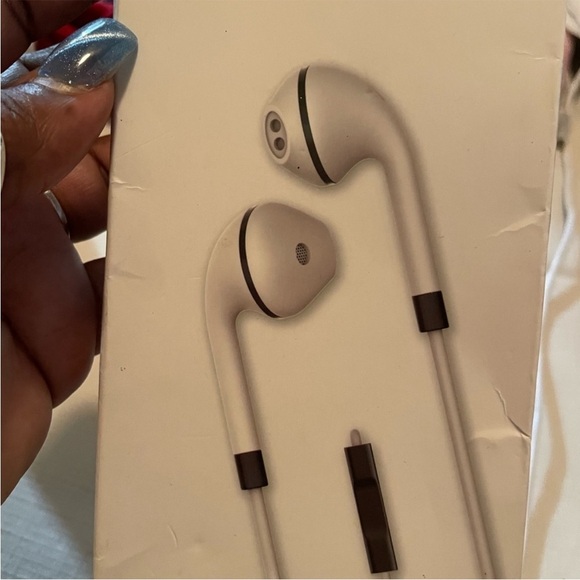Luxe White Earphones - Picture 1 of 2